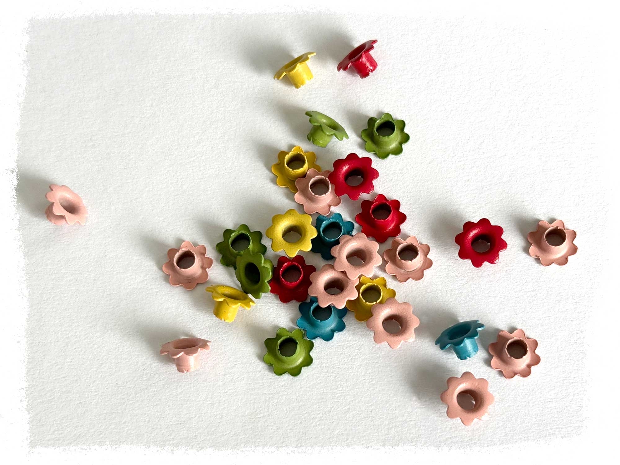 Nieten - Blumenform, farbig, 4mm, 30 St.