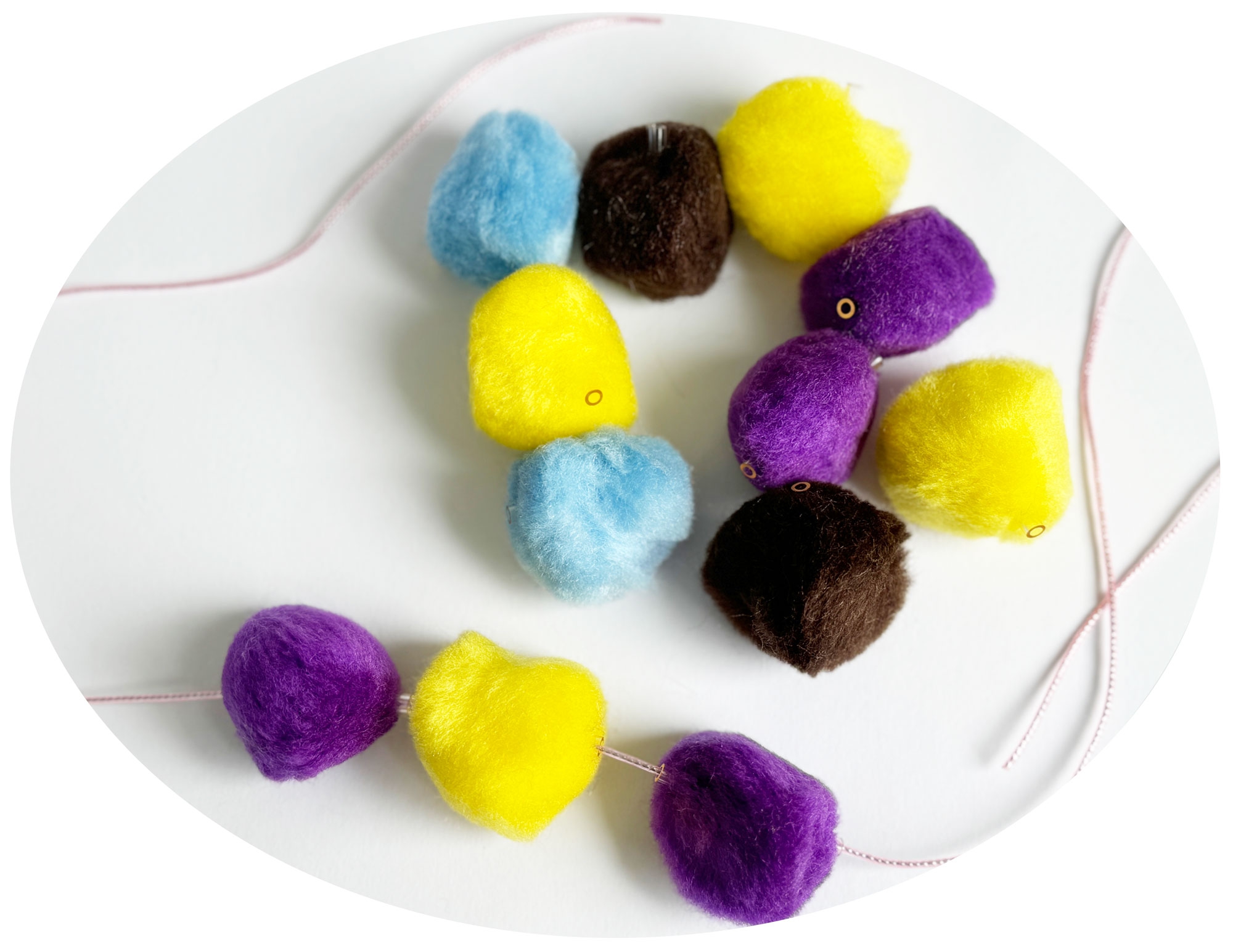 Pompons mit Loch für Kette